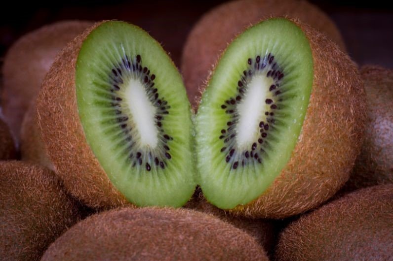 green and brown sliced kiwi fruit in close up photography